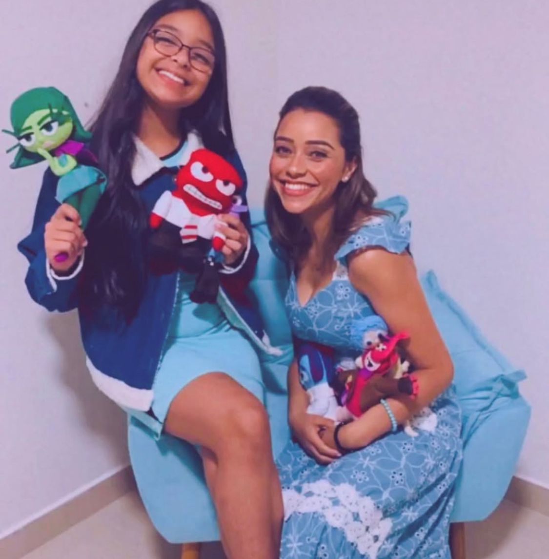 A Terapêuta Monique Miranda, da Terapia Integrada, atendendo uma adolescente